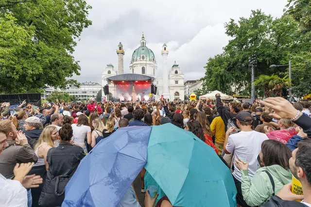 Trotz vorangegangener Regenschauer und trüben Aussichten war der Platz vor der Seebühne gut besucht. | Foto: TOBIAS STEINMAURER / APA / picturedesk.com