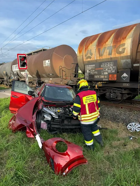 Die 44-jährige Lenkerin wurde verletzt und am Pkw entstand Totalschaden. | Foto: Fire Veiter - FF St.Veit/Glan