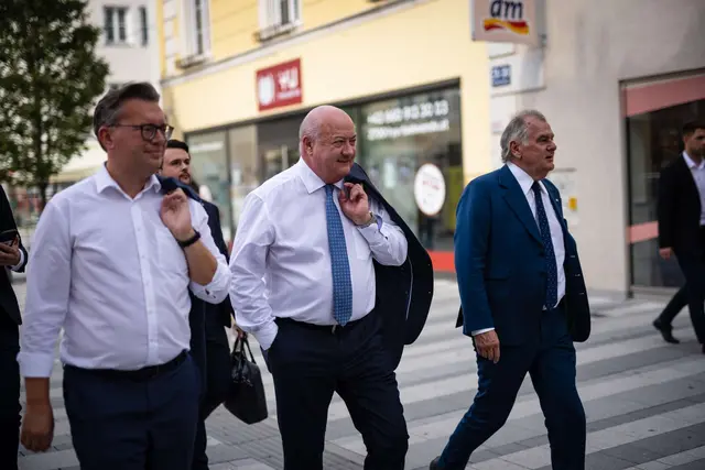 Christian Stocker unterwegs mit Matthias Zauner und Franz Dinhobl durch Wiener Neustadts Innenstadt. | Foto: ÖVP NÖ, Zezula