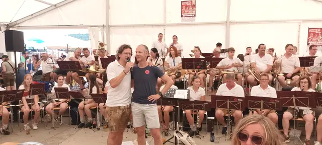 Günter Karner spricht mit einem Gastdirigenten über seine Erfahrung ein Orchester zu leiten.