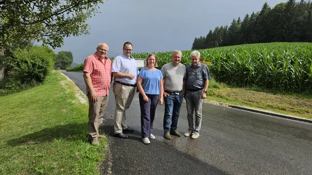 Bauernkammerobmann Thomas Handler, Nationalrat Thomas Elian (ÖVP), Thomasbergs Bürgermeisterin Karoline Ofenböck (ÖVP), Vizebürgermeister Christian Otterer (ÖVP) und Landtagsabgeordneter Hermann Hauer (ÖVP).
 | Foto: Hannes Mauser
