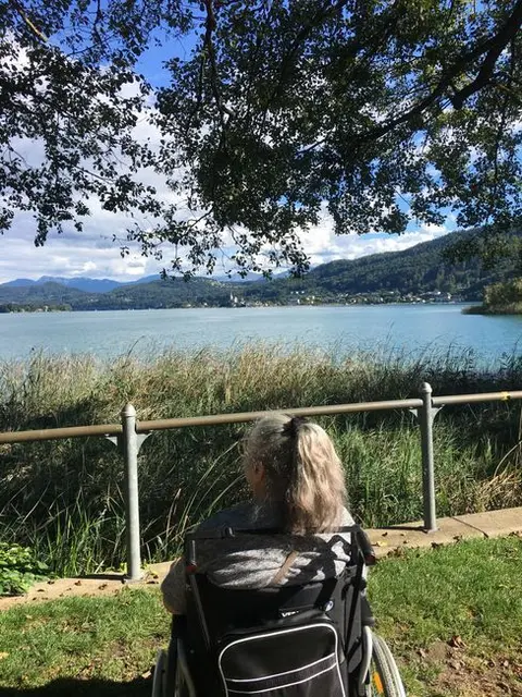 Hallo, alle meine liebgewonnenen Freunde, 
für Eure jahrzehntelang, andauernde FREUNDSCHAFT sage ich heute einmal DANKESCHÖN und sage Euch allen zum Gruß:  "Servus, Pfiat Gott  und auf Wiedersehen" - bei Freunden!