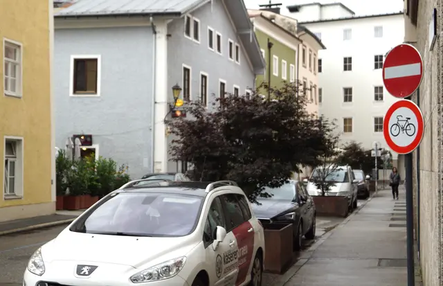 Radler fahren laufend gegen die Einbahn Ederstraße. | Foto: Josef Wind