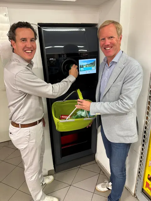 Alexander und Julius Kiennast aus Gars am Kamp brauchen mit dem "Heimvorteil" eines eigenen Automaten nicht lange sammeln. | Foto: Danzinger