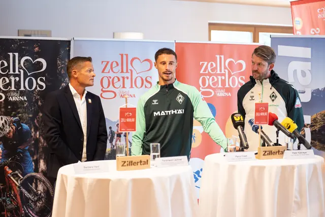 Ferdinand Lechner (TVB Zell/Gerlos), Marco Friedl (Kapitän) und Peter Niemeyer (Leiter Profifußball SV Werder Bremen).  | Foto: nordphoto GmbH