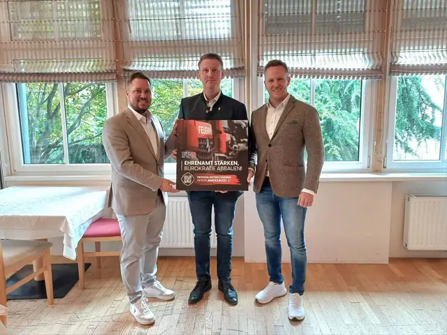 (v. l.) Klubobmann Marco Triller, Ehrenamtsprecher Harald Thau und Bezirksparteiobmann Patrick Derler