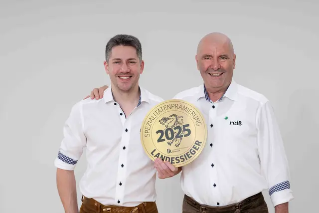 Über den Landessieg jubelten das Vater-und-Sohn-Duo Siegmar und Siegbert Reiß mit ihrem „Hamburger“ in der Kategorie „Bauchspeck“. | Foto: LK Stmk/Kristoferitsch