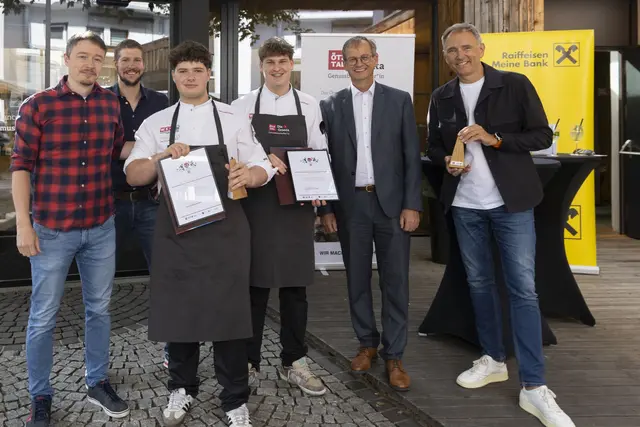 Samuel Jordan und Felix Kuen vom Naturhotel Waldklause erhielten die „Granta" als Symbol der absolvierten Ausbildung. v.l.n.r. Johannes Auer (Naturhotel Waldklause), Raphael Kuen (Lebensraum Ötztal), Samuel Jordan, Felix Kuen, Claus Scheiber (Vorstand Raiffeisenbank Sölden), Oliver Schwarz (Direktor Ötztal Tourismus).  | Foto: Ötztal Tourismus