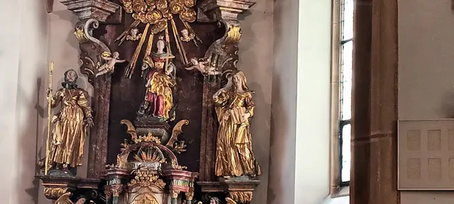 Die hL. Margarethe links der Vater Mariens hl. Joachimund re die hl. Anna mit der Schriftrolle, sie lehrte ihre Tochter der hl. Maria das Lesen , Schreiben und Rechnen. | Foto: Paul Kaiserfeld