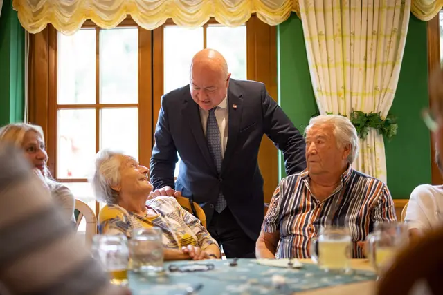 Kanzler Christian Stocker im Gespräch mit Gästen im Wirtshaus "s'Hutwisch". | Foto: ÖVP NÖ, Zezula