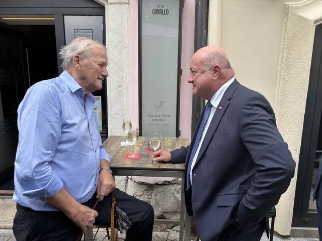 Nette Plauderei mit Alt-SPÖ-Stadtrat Pepi Radislowits. | Foto: ÖVP NÖ, Zezula
