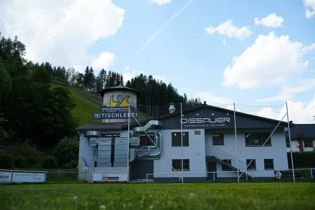 In der hauseigenen Werkstatt wird aus hochwertigen Materialien echte Maßarbeit – mit Liebe zum Detail und Gefühl für Design. | Foto: Studio Dissauer