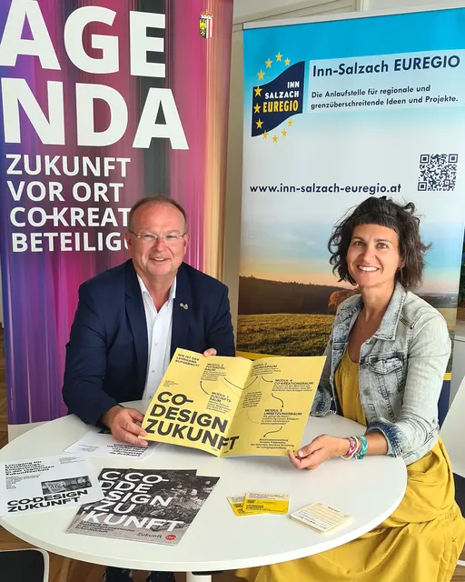 Johannes Waidbacher, Obmann Inn-Salzach Euregio und Magdalena Schneiderbauer, Regionalmanagement OÖ, Fachbereich für Regionale Zukunftsgestaltung. | Foto: RMOÖ GmbH