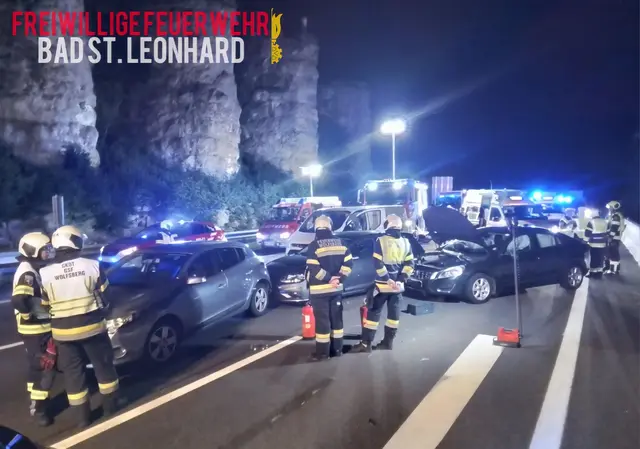 Kurz vor dem Gräberntunnel kam es aufgrund einer Staubildung durch den gesperrten Tunnel zu einem Auffahrunfall. | Foto: Feuerwehr Bad St. Leonhard