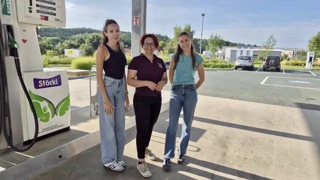 Die Unternehmerin Tanja Stöckl zeigt, dass man in ihrem Unternehmen mehr lernen kann, als nur Autos zu betanken: Enna Binder, Tanja Stöckl, Eva Friedl | Foto: Lisa Stöckl