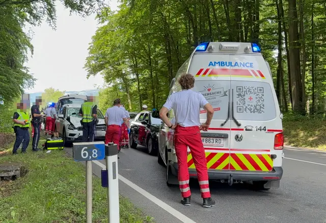 Einsatzkräfte des Roten Kreuzes versuchten, die schwer verletzte Person an der Unfallstelle zu reanimieren. | Foto: Doku NÖ