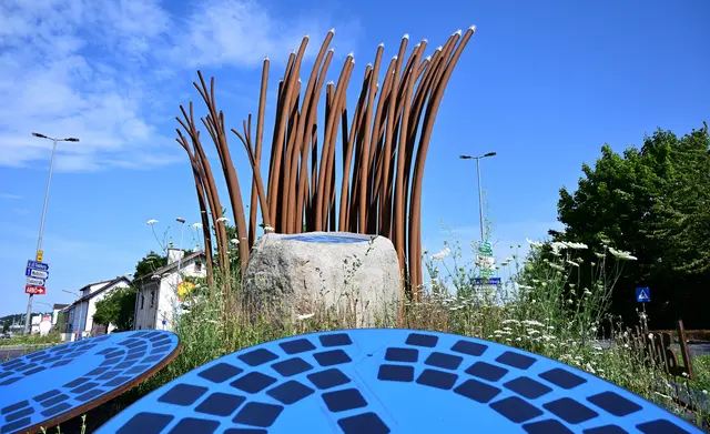 Kunstinstallation von Herbert Golser in der Stadt Amstetten beim Landsteiner-Kreisverkehr im Bereich Bundesstraße 1/Arthur-Krupp-Straße. | Foto: Hans-Peter Kriener