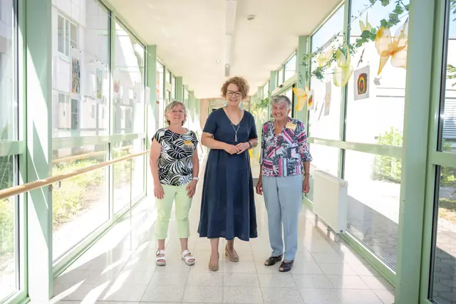 v.l.n.r.: Die beiden Ehrenamtlichen Ingrid Slama und Veronika Jurencak und Landesrätin
Christiane Teschl-Hofmeister würden sich über mehr Freiwillige freuen. | Foto: NÖ LGA/Robert Herbst