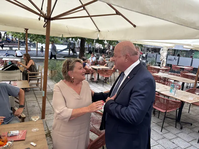 Eine Umarmung von Gattin Gerda muss zeitlich für Kanzler Christian Stocker immer drin sein. Sie trafen sich "zufällig" am Wiener Neustädter Hauptplatz. | Foto: ÖVP NÖ, Zezula