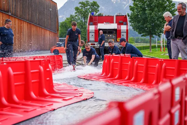 Der flexible Hochwasserschutz wurde im Zuge einer Vorführung präsentiert. | Foto: Jannik Forstreiter