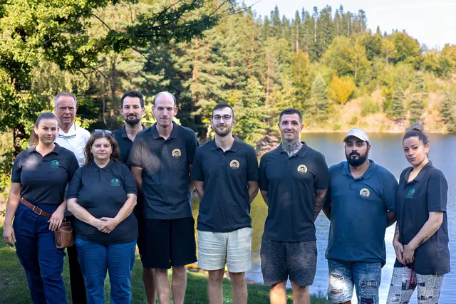 Das Team rund um Christopher Dick (dritter von rechts) übernimmt die Campingplätze. | Foto: Stausee Camping WVTL GmbH