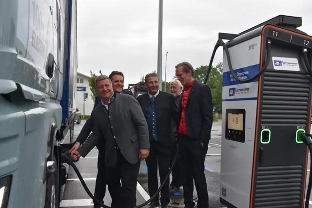 Christian Bernreiter (Bayerischer Verkehrsminister), Landesrat René Zumtobel, Georg Dettendorfer (Geschäftsführung der Johann Dettendorfer Spedition) und Frederik Zohm (Vorstand Entwicklung & Forschung MAN) (v.l.) präsentieren den eTruck in Raubling. | Foto: Barbara Fluckinger