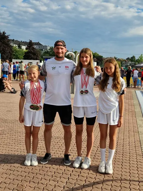 Österreichischen Nachwuchsmeisterschaft 2022: Trainer Christian Wohlmuther mit seinen erfolgreichen Schützlingen. Lilli Paier (li.) wurde mit 5 x Gold, 1 x Silber und 2 x Bronze zweiterfolgreichste Nachwuchsschwimmerin Österreichs aller Altersklassen.  | Foto: SV Leoben