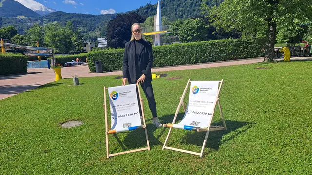 Tennengau-Regionalstellenverantwortliche Bettina Holzner mit den Liegestühlen im Freibad Hallein. | Foto: Gewaltschutzzentrum Salzburg