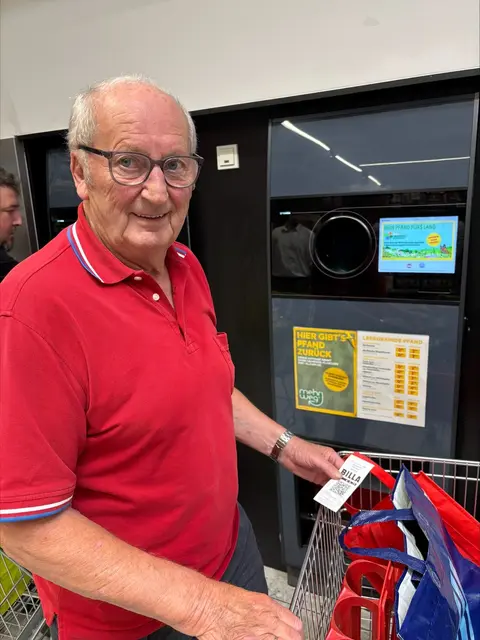 Johann bringt rund 10 Plastikflaschen in der Woche | Foto: Fotos: Weber/RMA