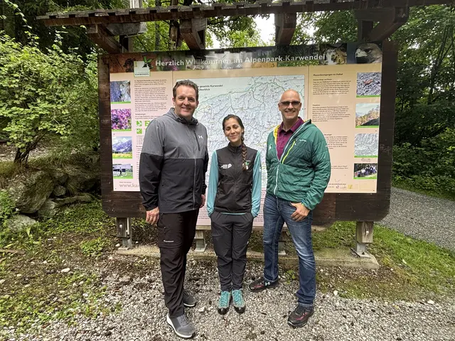 Neue Technologien unterstützen die Arbeit im Naturpark Karwendel. LR René Zumtobel, Digital-Rangerin Iris Trikha und Karwendel-Naturpark-GF Anton Heufelder präsentieren digitale Maßnahmen zur Besucherlenkung, Umweltbildung und Weiterentwicklung der Organisationsstruktur.
   | Foto: Kendlbacher