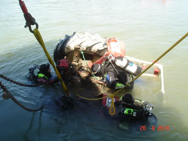 Die Taucherinnen und Taucher rückten hier zu einer Traktorbergung aus. | Foto: Sonderdienst Tauchdienst NÖLFV