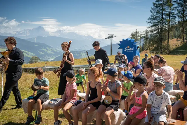 Klassische Musik bietet auch für Kinder faszinierende Berührungspunkte. Dafür bietet die Philharmonie Salzburg sogar eigene Kinderkonzerte an. Was es mit diesen auf sich hat, erklärt Chefdirigentin Elisabeth Fuchs. | Foto: Christina Fleissner / JOSalzburg