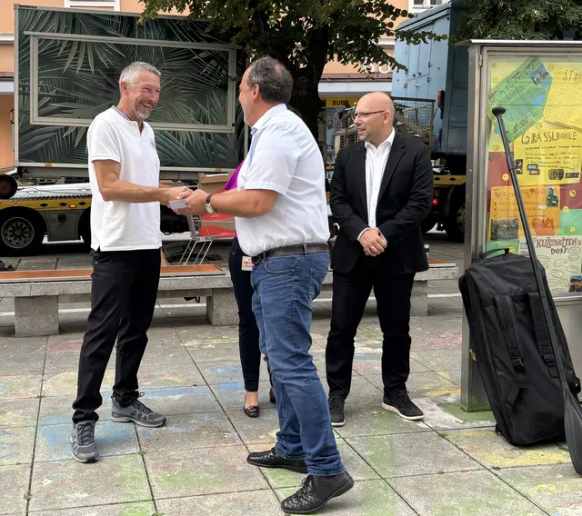 Axel Dobrowolny übergibt den vom Autozentrum Harb gesponserten Gutschein an Gernot Hutter.  | Foto: MeinBezirk