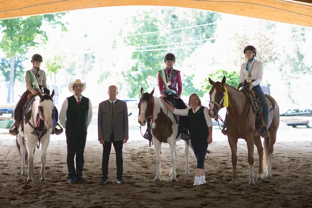 Franz Vorraber, Ludwig Hoffmann (STPS Präsident) und Barbara Lechner (STPS Vizepräsidentin), mit den Gewinnerinnen der Pleasure. (v. l.) | Foto: Caudia Gehring