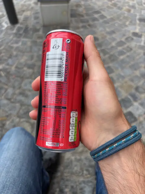 Jede Einweggetränkeverpackungen aus Kunststoff und Metall mit einem Volumen von 0,1 bis max. drei Liter ist mit einem Pfand von 25 Cent versehen. | Foto: cf (Symbol)