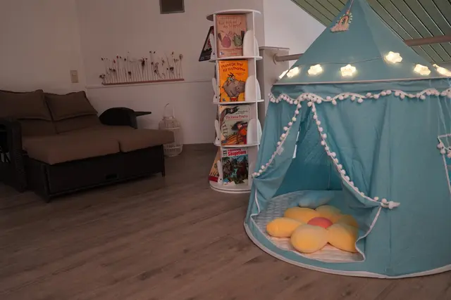 Extras wie diese Leseecke helfen Kindern, Achtsamkeit zu erfahren. | Foto: Nicole Hettegger
