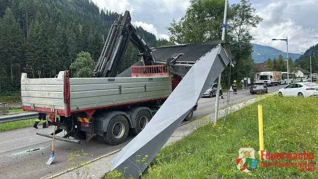 Die Werbetafel wurde rund zehn Meter weit mitgeschleift | Foto: Freiwillige Feuerwehr Bad Kleinkirchheim