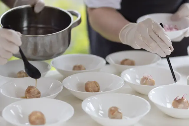 „Almbuttersteine“, Kalbstartar oder heimisches Gemüsebeuschel wurde bei der Verleihung in Längenfeld serviert. | Foto: Ötztal Tourismus