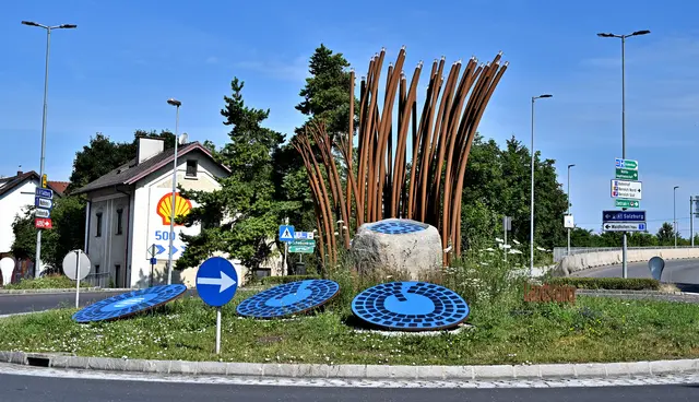 Das bis zu fünf Meter hohe Werk von Herbert Golser aus dem Jahr 2024 vereint Kunst und Elektrotechnik im Kreisverkehr. | Foto: Hans-Peter Kriener