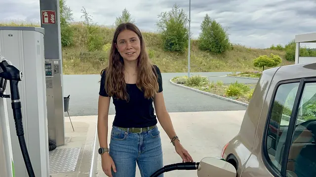 Eva Friedl managt den Tankbetrieb wenn es sein muss auch ganz alleine.  | Foto: Lisa Stöckl 