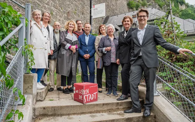 Zur feierlichen Besichtigung der Gedenktafel und Benennung der Stiege kamen zahlreiche TeilnehmerInnen aus Stadt, Wissenschaft und Kultur zusammen.
Von rechts: Lukas Crepaz und die ehemalige Präsidentin Helga Rabl-Stadler von den Festspielen, Hanna Feingold, Stadtarchiv-Leiterin Sabine Veits-Falk, Bürgermeister Bernhard Auinger, Vize-Bgm. Kay-Michael Dankl, Rektorin Ulrika Sych, Historiker Gert Kerschbaumer, Kultur-Abteilungschefin Dagmar Aigner und Stadträtin Andrea Brandner. | Foto: Stadt Salzburg: Alex Killer