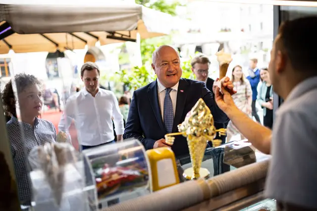 Ein Eis für einen "Bewunderer": Der Kanzler lud einen Buben, der ihm zum Kanzler gratulierte, auf ein Eis am Wiener Neustädter Hauptplatz ein. | Foto: ÖVP NÖ, Zezula