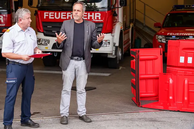 Bürgermeister Leopold Schilcher bei der offiziellen Übergabe. | Foto: Jannik Forstreiter