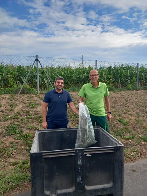 AWV-GF Markus Brechlmacher und Standortleiter im Ressourcenpark Leibnitz, Manfred Kapun, informieren über die neue Neophyten-Abgabestelle im Ressourcenpark Leibnitz. | Foto: AWV
