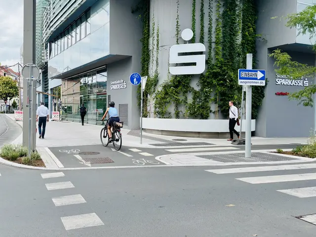 Flaschenhals im Radnetz: Der gemischte Gehsteig zwischen Landhausgasse und "Kleiner Neutorgasse" wird bleiben, eine räumliche Trennung sei aufgrund des begrenzten Straßenraums nicht möglich. | Foto: MeinBezirk/Andreas Strick