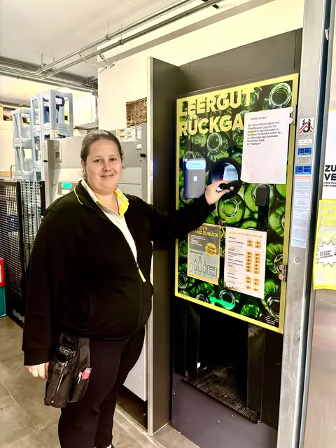Jenny Freitag beim Pfandautomat in Horn. | Foto: Danzinger