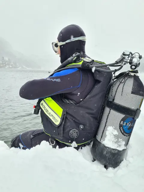 Auch in eisigen Temperaturen wird getaucht. | Foto: Sonderdienst Tauchdienst NÖLFV