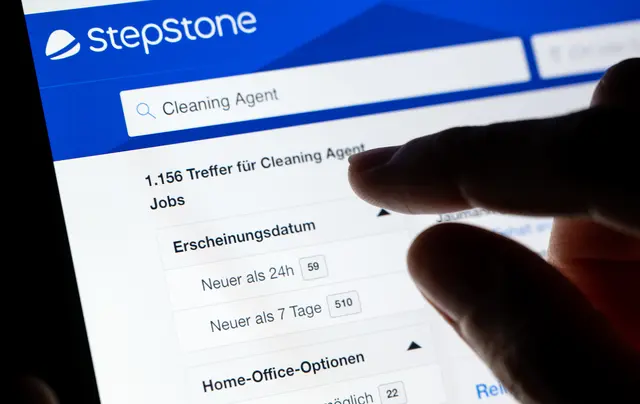 Stepstone kennt diese Fake-Nachrichten: „In den letzten Tagen haben einige Menschen in Österreich betrügerische SMS bzw. iMessage-Nachrichten von fiktiven Recruiterinnen und Recruitern erhalten, die vorgeben, für Stepstone zu rekrutieren und besonders attraktive Jobs bzw. Nebensjobs anbieten." | Foto: Sven Hoppe / dpa / picturedesk.com