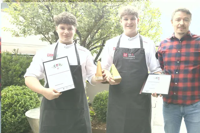 Johannes Auer (Naturhotel Waldklause) (r.) freut sich über den Erfolg seiner Auszubildenden Samuel Jordan (l.) und Felix Kuen (m.).  | Foto: Ötztal Tourismus