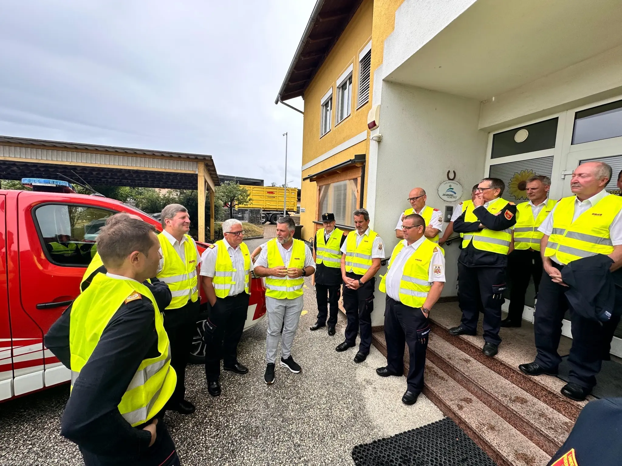 Wirtschaft-und-Feuerwehr-im-informativen-Austausch